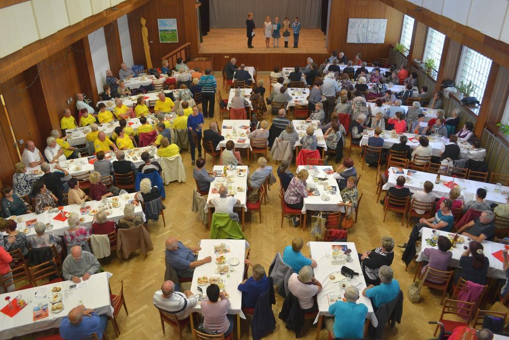 DEN SENIORŮ POŘÁDANÝ KRAJSKOU RADOU SENIORŮ 1. 10. 2017 se poprvé v našem sále sešlo 250 seniorů z celého Moravskoslezského kraje, aby společně oslavili svůj svátek.