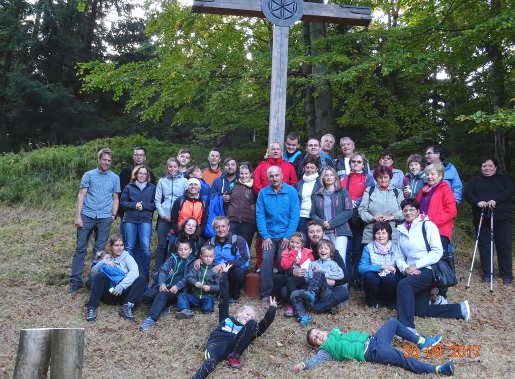ZE ŽIVOTA FARNOSTI Farní výlet k hrobu otce Jožky V sobotu 30. 9. 2017 jsme za nádherného počasí vyrazili jako každý rok do Mostů u Jablunkova, kde jsme navštívili rodný dům o.
