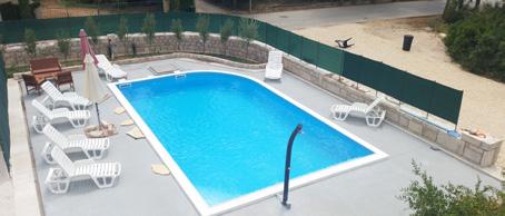 VYBAVENÍ: hosté mohou využívat bazén na zahradě, sprchu a lehátka na opalování u bazénu, parkoviště pro auta hostů, venkovní i krytý gril.