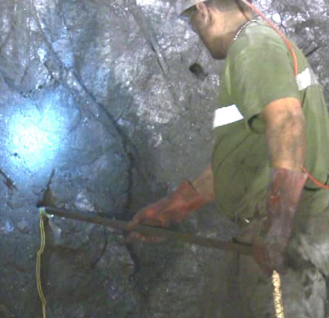 6.9.2 Nabiják Druh a provedení prostředků pro nabíjení trhavin závisí na konzistenci a tvaru použitých trhavin, na situování vrtů a jejich rozměrech.