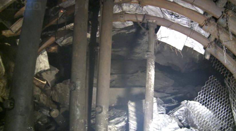 10.4.1.10 Plenění chodeb za postupujícím porubem Plenění výztuže za porubem je práce se zvýšeným nebezpečím, a proto musí být určen stálý dozor a musí být zpracovaná provozní dokumentace (tvoří