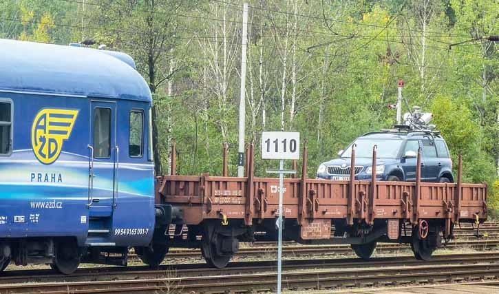 Obr. 6 Skenování tratě laserovým skenerem na střeše speciálního měřicího vozu a námezníků, pozice návěstí vztahujících se k rychlosti podél tratě (rychlostník, návěsti začátek pomalé jízdy a konec