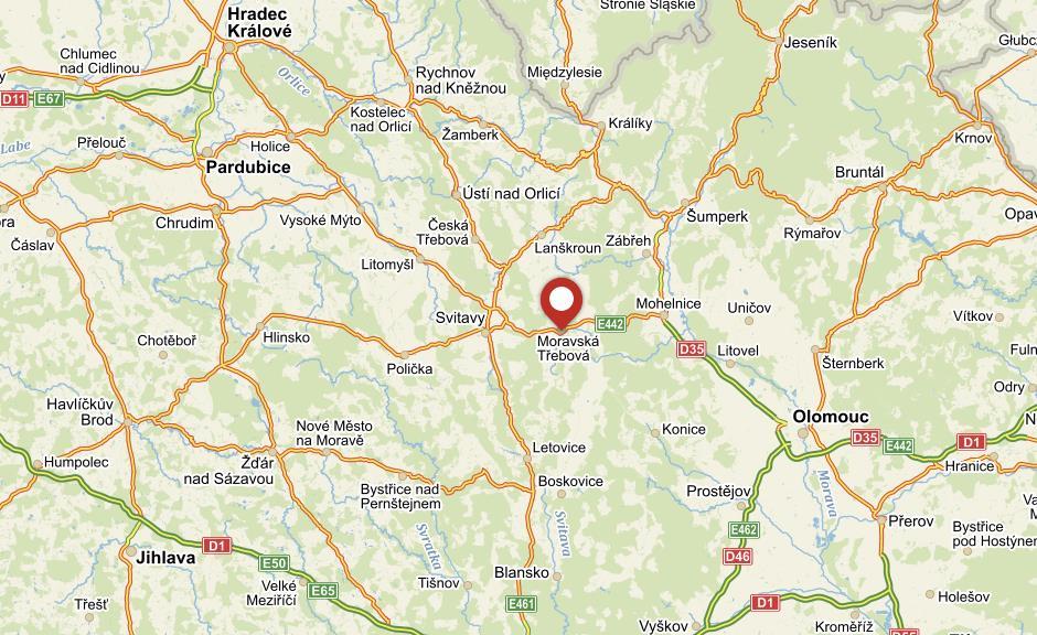 pokoje, komora, sprchový kout a toaleta zvlášť. V prvním patře jsou čtyři pokoje, balkon, komora, koupelna s vanou, sprchovým koutem, dvěma umyvadly a toaletou.