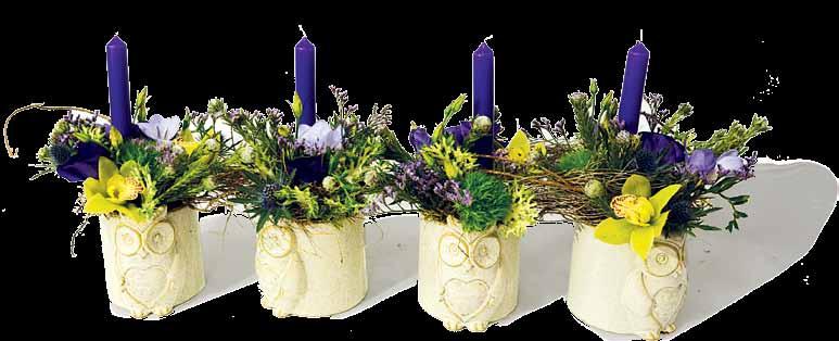 Čtyři samostatné svícny ve slavností zeleno-fialové kompozici jsou aranžovány do keramických