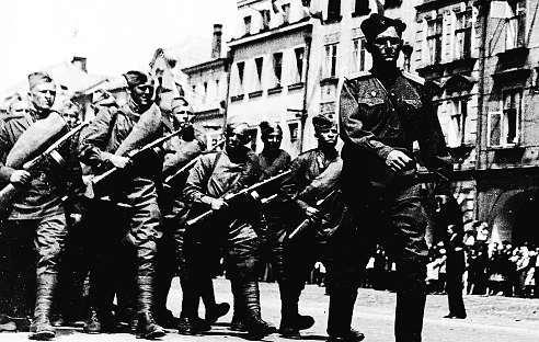 4 5. května 2017 Svitavsko aorlickoústecko Film Bubeníčka líčíosvobození Originál amatérského snímku litomyšlského rodáka zkvětna 1945 se ztratil. Muzeum má jen kopii na videokazetě.