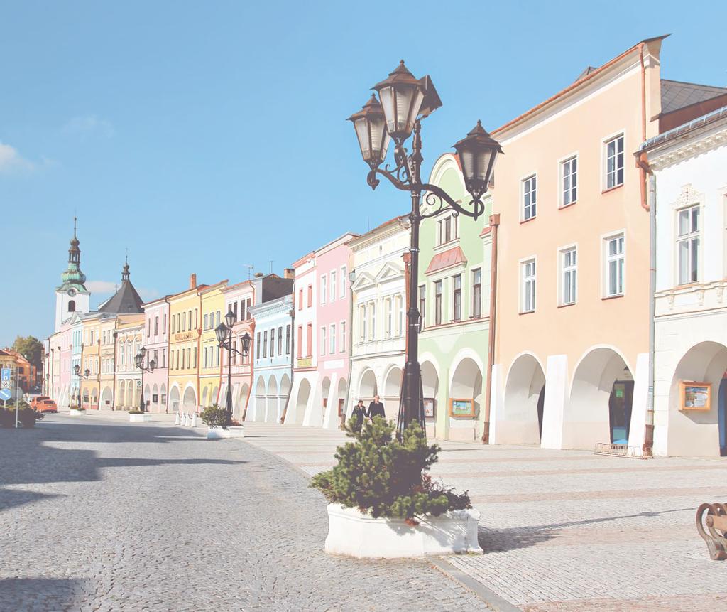 Zajímavý pohled na prostranství lemované domy mnoha stavebních slohů, od gotiky přes renesanci, baroko a