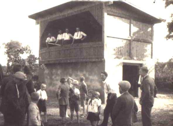 67/01 V zimním období se cvičilo v přízemí budovy obecního úřadu) 1. Od 23.1.1927) 2 byl starostou jednoty pan Josef Rosman, místostarostou František Uher, náčelníkem Teofil Rosman, náčelní Karla Bartulíková, vzdělavatelem Karel Russina.