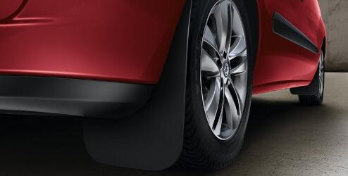 Úsporná sada poskytuje nezbytné minimum Obsahuje 5 nejdůležitějších žárovek a 6 plochých pojistek Žárovka typu H7 93199401 17 18 295 Kč 933 Sada náhradních žárovek a pojistek v přenosném pouzdře.