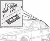 Startování a jízda Přeprava nákladu na střeše Zkontrolujte, zda je háček správně zajištěn ve střešní konzole. Střídavě utahujte šrouby, až je střešní nosič správně zajištěn. Kryt namontujte zpět.
