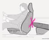 Bezpečnost WHIPS (Ochrana proti zranění krční páteře při nárazu zezadu) Můžete umístit: dětskou sedačku nebo podkládací sedák na přední sedadlo spolujezdce za předpokladu, že airbag spolujezdce není
