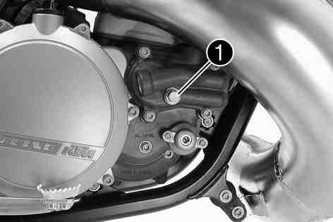 (všechny modely 125/200) Zajistěte, aby šroub byl pevně dotažen. Postavte motocykl do svislé polohy. Chladič zcela naplňte chladicí kapalinou. Chladicí kapalina 1,2 l Chladicí kapalina ( str.