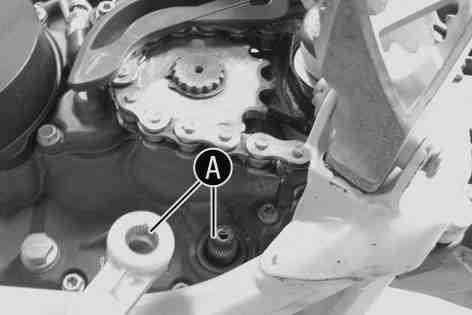 7Nastavení základní polohy řadicí páky x Vyšroubujte šroub avyjměte řadicí páku. B00065-10 Vyčistěte ozubení řadicí páky a rozvodového hřídele.