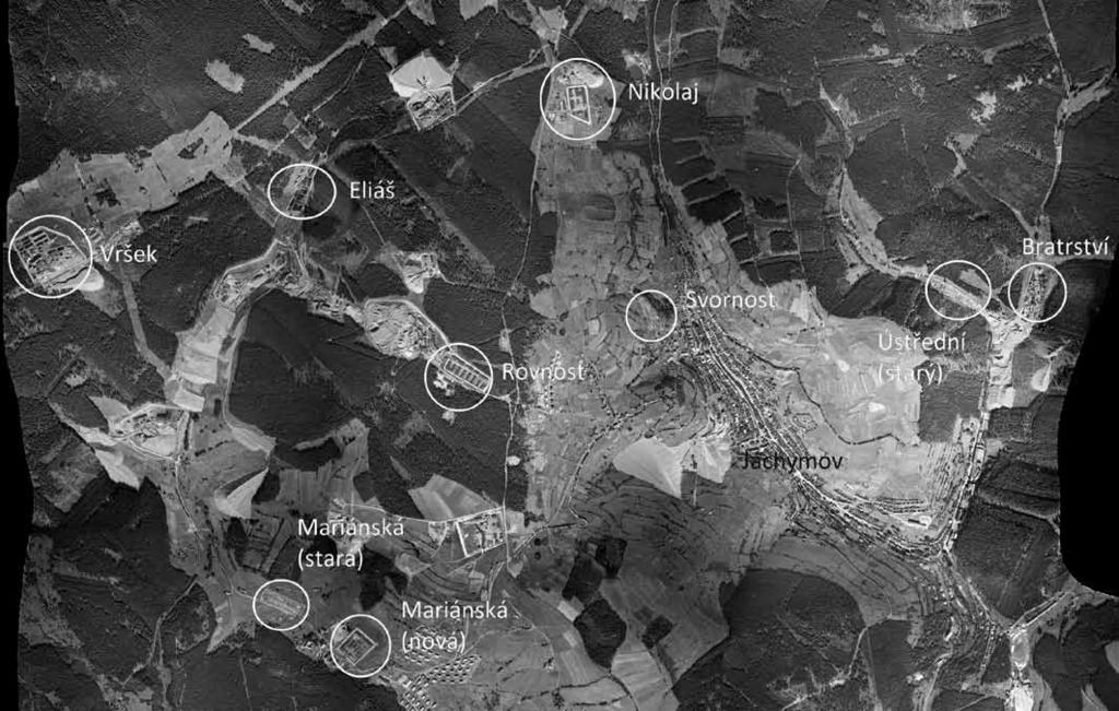 Jáchymovsko z roku 1956 s vyznačením pracovních táborů. Letecký snímek poskytl VGHMÚř Dobruška, MO ČR 2014.