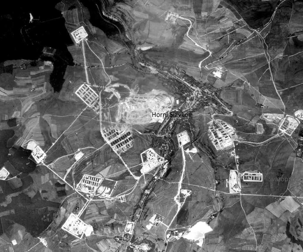Slavkovsko z roku 1952 s vyznačením pracovních táborů. Letecký snímek poskytl VGHMÚř Dobruška, MO ČR 2014.
