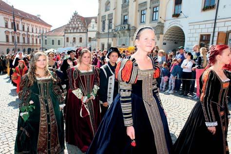 V pátek 5. 9. od 8 hodin a v sobotu 6. 9. po celý den konání festivalu na 5 prodejních místech: Náměstí Fr.