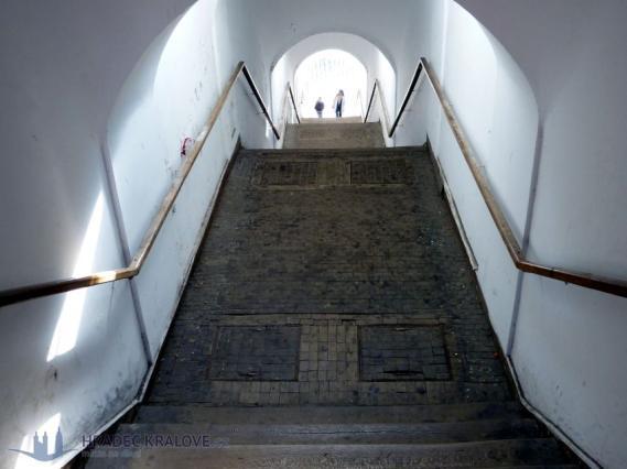 Nejvýznamnější je schodiště Bono Publico, které navrhl vojenský inženýr J. Lauer. Toto schodiště je po celé své délce kryté a tvoří tunel a zkratku přímo do historického jádra města.