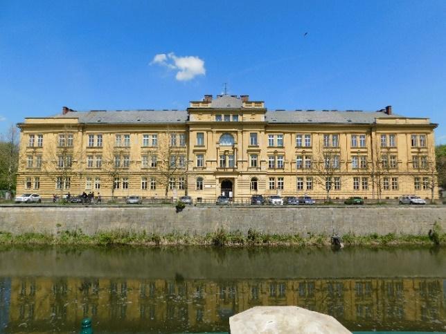 pevnosti. Jméno Františka Ulricha nemůžeme pominout, kdykoli se zmíníme o královehradecké městské správě, urbanistickém rozvoji, kulturním životě [7, s. 23] a dalších oblastech.