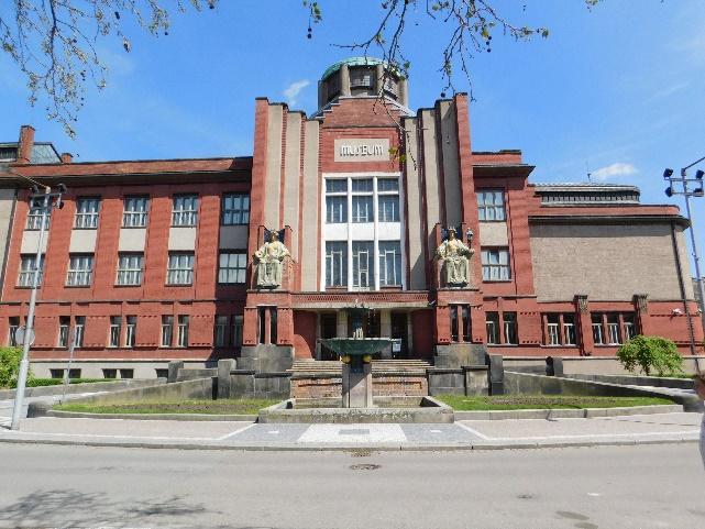 [7] [11] Prvním Kotěrovým dílem v Hradci Králové byl Okresní dům postavený roku 1904. S tím přinesl do města nový architektonický sloh: secese.
