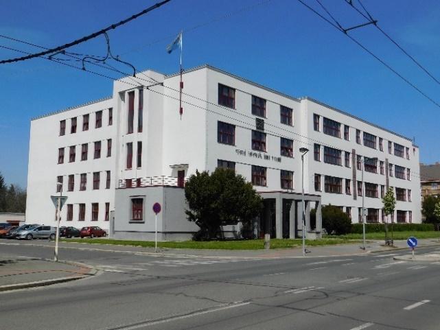 (1932-1933) Krajský soud Václav Rejchl (1933-1934) Obrázek 15: Průmyslová škola a Krajský soud Konec samostatné Československé republiky znamenal konec velice úspěšného období rozvoje Hradce Králové.