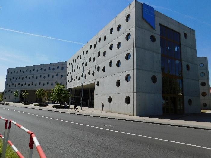 Obrázek 19: Studijní a vědecká knihovna v Hradci Králové Změny se ukázaly i v urbanismu měst, kterou zapříčinilo především zrušení ústředního plánování, rozvoj podnikání a vznik občanských iniciativ.
