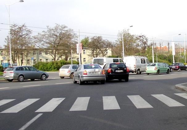 Ilustrační foto - řidiči vozidel stojících v koloně znemožňují průjezd křižovatkou: (4) Na příkaz dopravní značky "Stůj, dej přednost v jízdě!