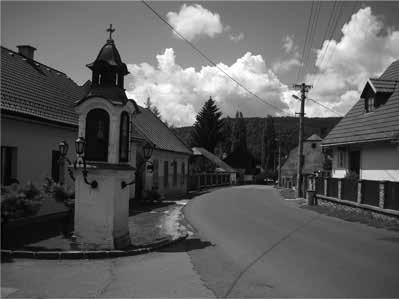 Brno: Muzejní a vlastivědná společnost v Brně a Ústav lidového umění ve Strážnici, 1987, 24 s. [3] Habovštiak, A. Stredoveká dedina na Slovensku. Bratislava: Obzor, 1985, 387 s. Obr. 2. Stavby rodinných domov z 90-tch rokov nad obcou Horná Ves.