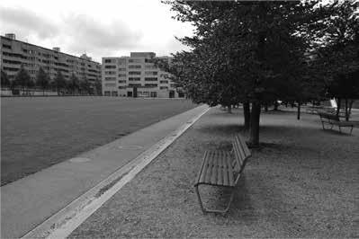 Obr. 9: Wahlenpark (foto: autor) Hlavní atrakcí Louis-Häfliger-Parku jsou pravidelně rozmístěné travnaté kopce ve tvaru komolého jehlanu, na kterých je dnes vidět, že jsou často využívané dětmi jako