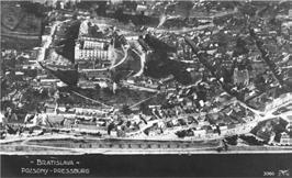 Ústav občianskych budov Námestie slobody 19 812 45 Bratislava vozarova.tatiana@gmail.com Tatiana Vozárová pôsobí ako doktorandka na Fakulte architektúry STU v Bratislave pod vedením pána prof. Ing.