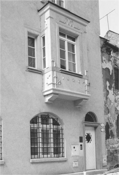 jiteľa - architekta Andreja Szőnyiho. Arkier, súčasť obývacej izby, miestnosť príjemne rozčleňuje a presvetľuje. Strop izby je zdobený geometrickou štukovou výzdobou tvaru vwv a lomených lístkov.