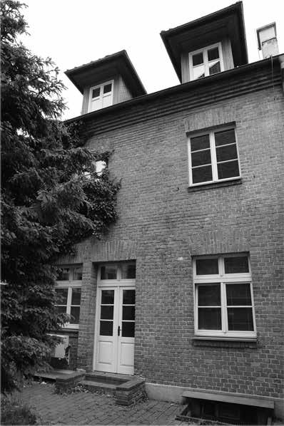 Krb bol navrhnutý architektom Wimmerom, je zachovaný, murovaný z úzkych červených tehál, v plastickej červeno-bielej štruktúre. Tretie podlažie tvorila nočná časť domu, spálne a hygienické vybavenie.