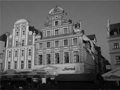 New forms, which are stylisations of tenement houses with pseudo-historic detail are really falsifying history.