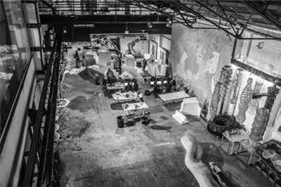 technológií doby, fabrikačných nástrojov a robotov stavia na tak dôležité miesto, že aj samotná budova tejto školy architektúry je svojím priestorom len starou výrobnou halou, navyše bez hocijakých
