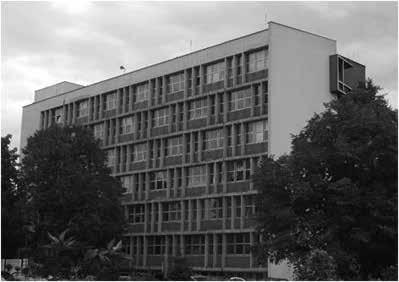 Súčasné povrchové úpravy obvodového plášťa výškovej časti sú z keramického obkladu cca 80 x 50 mm, alt. sklokeramickej mozaiky 15 x 15 mm. 3.