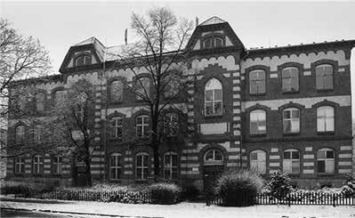 WALDORF SCHOOL FOR OSTRAVA WALDORFSKÁ ŠKOLA PRO OSTRAVU Kateřina Riedlová - Martin Nedvěd ABSTRACT: The Waldorf School in Ostrava has a twenty-five-year tradition.