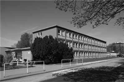 Obr. 2.: Základní waldorfská škola v Ostravě Porubě v ulici Ludovíta Štúra (Zdroj: https://www.webskoly.cz/zsawzsostrava) voje jeho vztahu ke světu a jeho schopnosti učit se.
