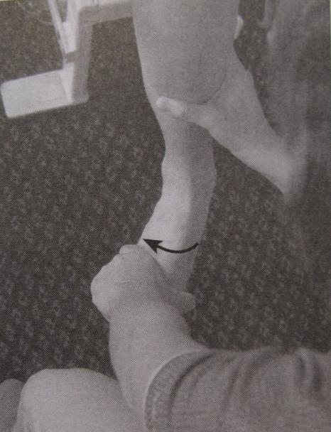 Pacient sedí s kolenem flektovaným v 90 pozici, noha a hlezenní kloub visí uvolněně z lůţka dolů. Uchopíme nohu a rotujeme laterálně (Obrázek 4).
