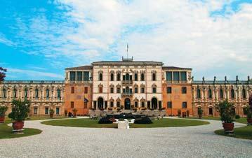 den: Prohlídka Verony - náměstí Piazza delle Erbe a Piazza dei Signori, kde v okolí naleznete známé paláce a památky - Casa di Giulietta, Archa Scaligere, Palazzo della Regione, Loggia del Consiglio.