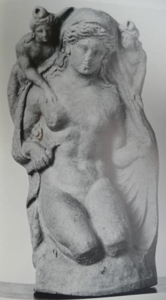 Katalogové číslo: 19 Objekt: socha Místo nálezu: Paestum, Kampánie, Itálie Datace: 400-390 př. n. l.