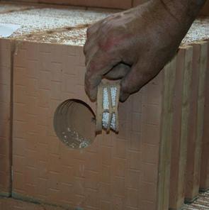 Pro vrtání elektroinstalačních krabic se doporučuje použití korunkového vrtáku kulatých otvorů.