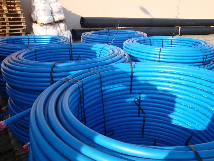 Kanalizační potrubí PE 100+ vyrábíme v černé barvě s hnědými pruhy. Vodovodní potrubí DUALTEC vyrábíme v černé barvě s modrými pruhy s modrou ochrannou vrstvou z polypropylénu.