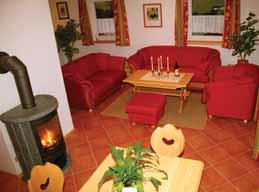 sprchou či vanou, balkon chalet 8 - Alpenrose - 9 m² - 1. podlaží chaletu: obývací pokoj s kuchyňským koutem a rozkládacím gaučem pro 2 osoby, předsíň, sociální zařízení, samostatné WC, terasa; 2.