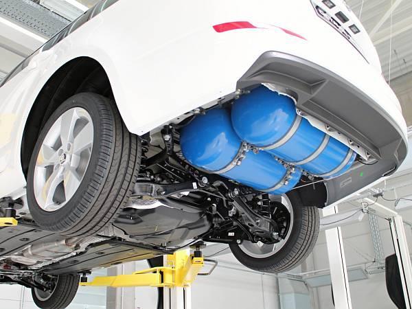 7 Technické řešení provozu CNG a LPG vozidel 7.1 Technické řešení provozu CNG Vozidlo na CNG nerozeznáme na první pohled od vozidla s klasickým konvenčním pohonem.