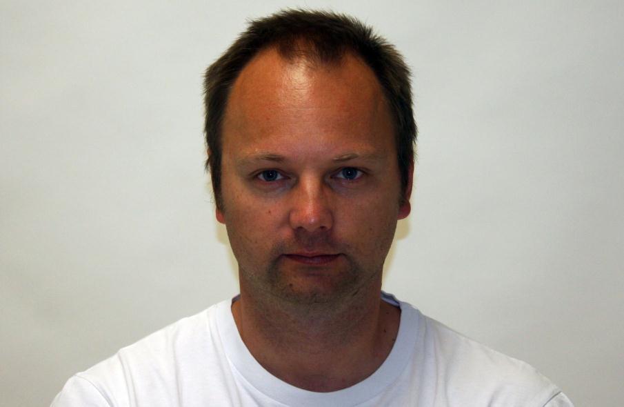 Obrázek č. 6 kriminalistická portrétní fotografie zepředu (en face).