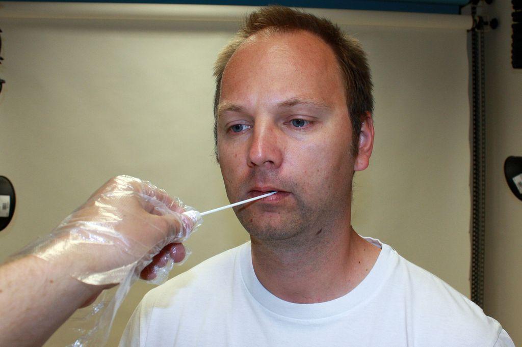 Obrázek č. 15 odběr biologického materiálu tyčinkou DISPOLAB.