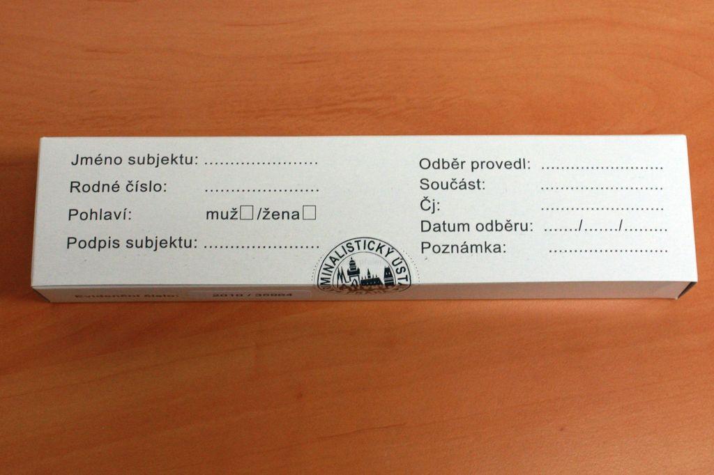 Celý postup opakuje i s druhým tamponem. Po vloţení druhého tamponu do adaptéru postupně směrem od sebe sloţí krabičku.