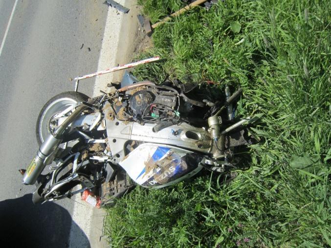 Pohled na poškozený motocykl a jeho tachometr Zdroj: CZIDAS, Centrum dopravního výzkumu, v. v. i. Frajeřina, stres, nuda Zvláště rizikovou skupinou jsou mladí řidiči.