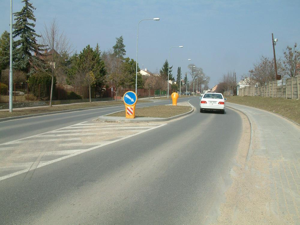 a) brány pro snížení rychlosti na vjezdech do obcí