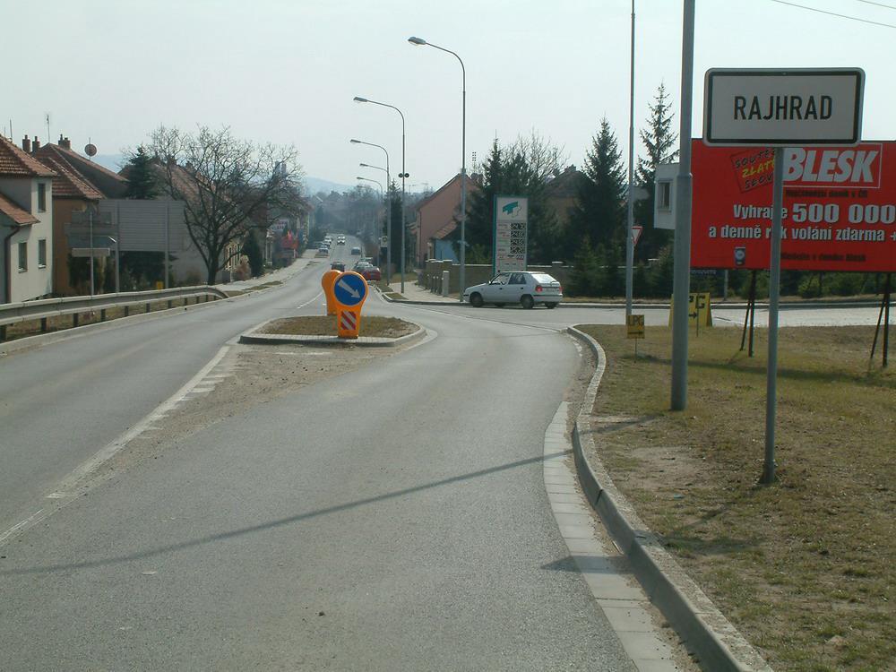 a) brány pro snížení rychlosti na vjezdech do obcí