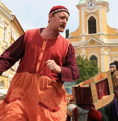 Pomůžete přírodě, nejen v širším slova smyslu (nepatří mezi běžný odpad, ale odevzdávají se do sběrného dvora), ale také konkrétně. Projekt S mobilem do zoo podporuje společnost Rema Systém (www.
