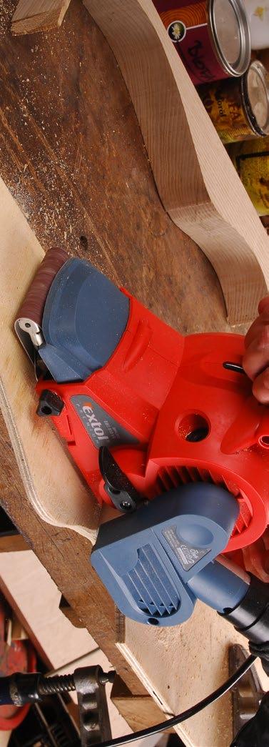 nedaleko vypínače pro jednoduché nastavení optimálních otáček podle řezaného materiálu pilový list lze nasadit otočený o 180 Pila ocaska je určena k řezání dřeva, umělé hmoty, kovů, stavebních hmot a